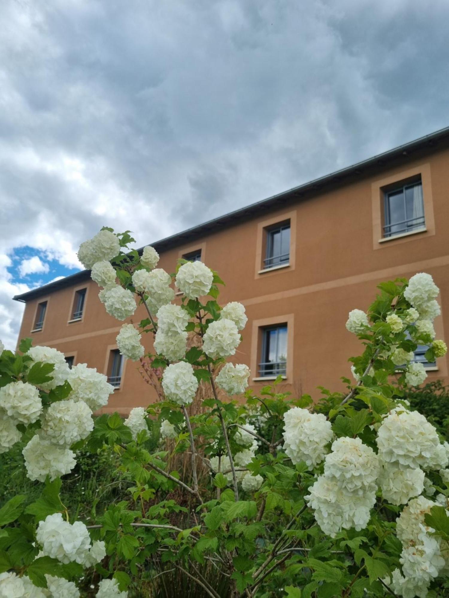Au Perigord Noir Hautefort Exterior foto